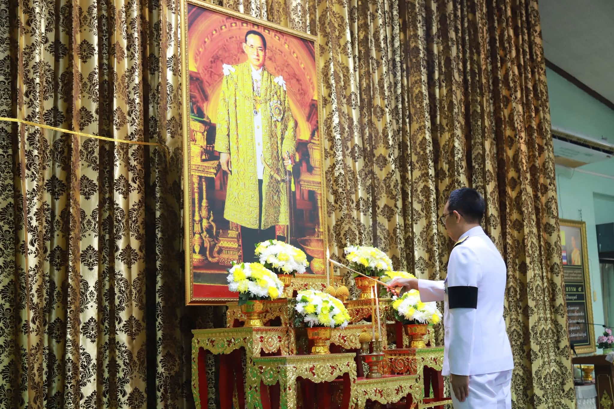title - ส.ป.ก.อ่างทอง เข้าร่วมพิธีทำบุญตักบาตร พิธีเจริญพระพุทธมนต์ และพิธีวางพวงมาลา เนื่องในวันนวมินทรมหาราช 13 ตุลาคม 2569